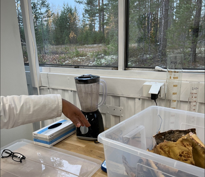PhD og forsker i organisk kjemi, Zekarias Fundusa, står i Norse Biotechs lokaler i Elverum